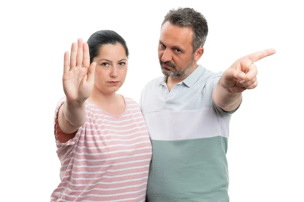 Чоловік і жінка роблять зупинки жестів — стокове фото