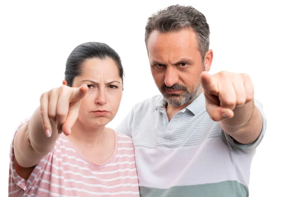 Wütendes Paar zeigt auf Kamera — Stockfoto