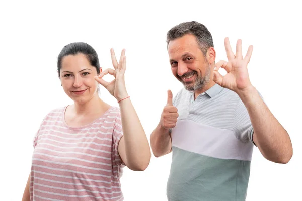 Paar macht Gesten mit den Fingern — Stockfoto