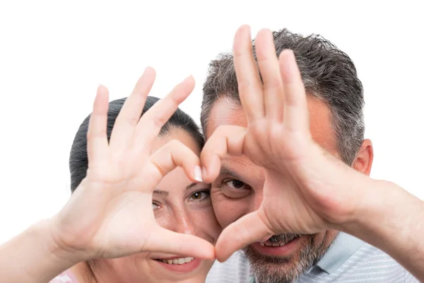 ハートシンボルを示すカップルのクローズアップ — ストック写真