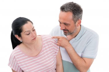İşaret parmağını kadına doğrultan adam