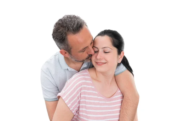 頬を抱きしめてキスする男女のクローズアップ — ストック写真