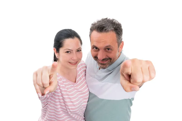 Homem e mulher apontando dedos indicadores para a câmera — Fotografia de Stock