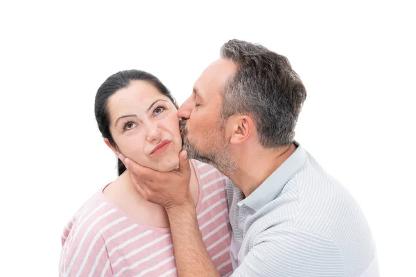 Homem beijando mulher bochecha — Fotografia de Stock