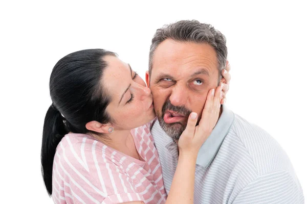 Wanita mencium pria dengan ekspresi jijik — Stok Foto