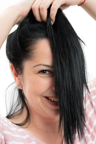 Retrato de mujer cubriendo la cara con cabello — Foto de Stock