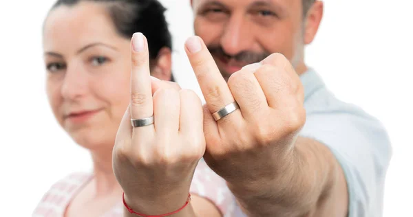 Close-up de casal apresentando alianças de casamento — Fotografia de Stock