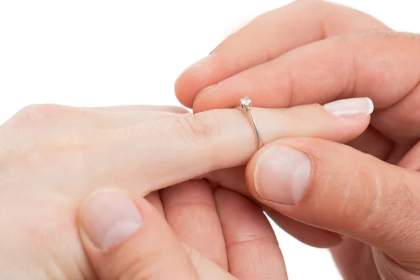 Zbliżenie pierścienia zaręczynowe na palec — Zdjęcie stockowe