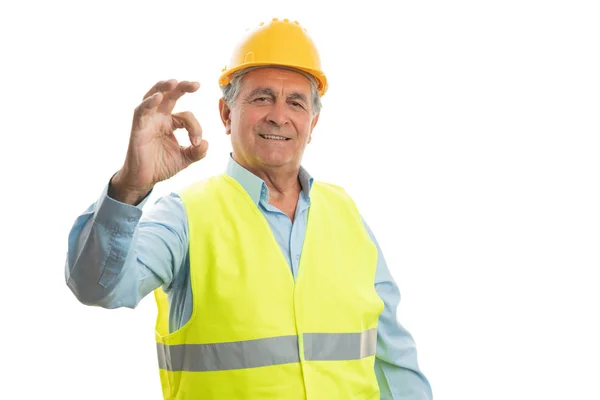 Vieux constructeur faisant un geste correct — Photo
