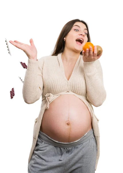 Mulher Grávida Jogando Fora Medicina Escolhendo Frutas Isoladas Fundo Branco — Fotografia de Stock