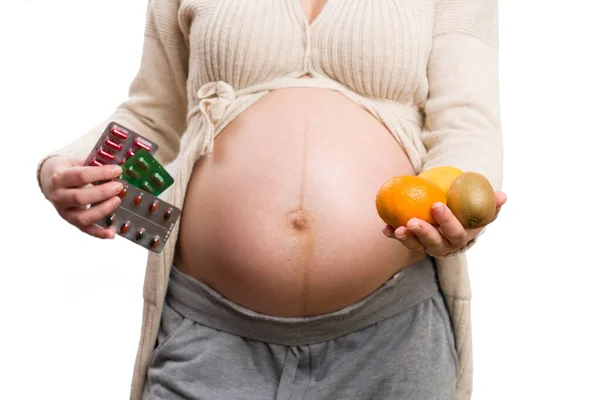 Close Mulher Grávida Segurando Frutas Medicamentos Isolados Fundo Estúdio Branco — Fotografia de Stock