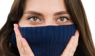 Beyaz stüdyo arka planında izole edilmiş göz kalemi makyajlı genç bayan yeşil gözlerin yakın çekimi.