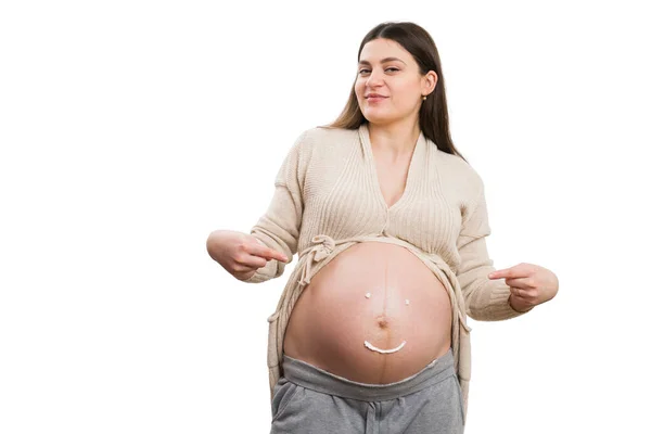 Stolt Gravid Kvinna Visar Magen Med Händerna Gest Isolat Vit — Stockfoto