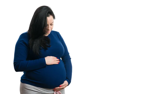 Mulher Grávida Com Cabelo Longo Tocando Barriga Com Espaço Branco — Fotografia de Stock