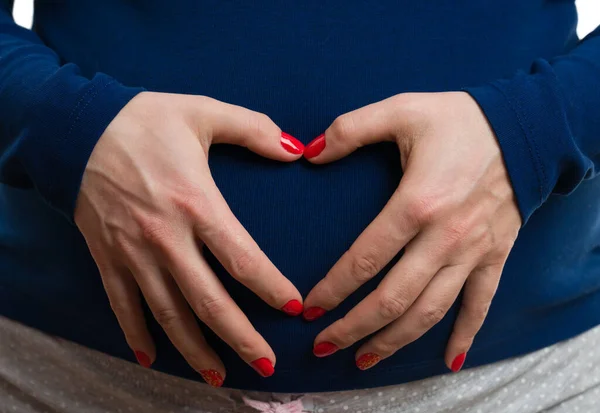 Close Mulher Grávida Fazendo Gesto Cardíaco Abdômen Como Conceito Amor — Fotografia de Stock