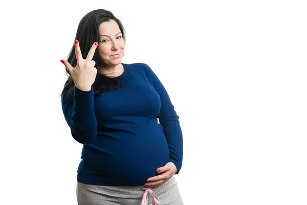 Szczęśliwa Kobieta Ciąży Dotykając Brzucha Pokazując Trzy Palce Jako Koncepcja — Zdjęcie stockowe