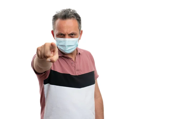 Θυμωμένος Άντρας Ιατρική Χειρουργική Μάσκα Που Δείχνει Δάχτυλο Την Κάμερα — Φωτογραφία Αρχείου