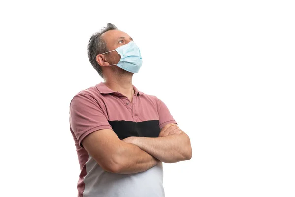 Άνθρωπος Αυτοπεποίθηση Που Φοράει Ιατρική Χειρουργική Μάσκα Μιας Χρήσης Κοιτάζοντας — Φωτογραφία Αρχείου