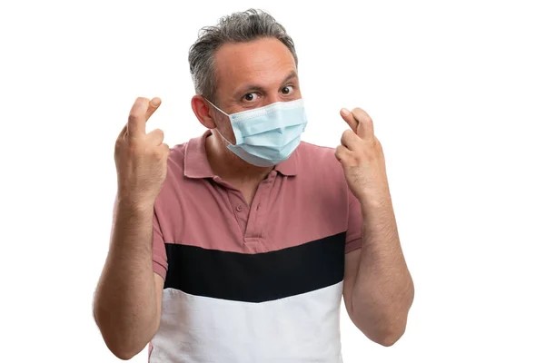 Wesoły Człowiek Noszący Medyczną Jednorazową Maskę Pokazujący Trzymające Kciuki Dobry — Zdjęcie stockowe