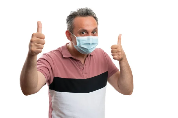 Mężczyzna Noszący Medyczną Jednorazową Maskę Wykazującą Gest Kciuka Górę Jako — Zdjęcie stockowe
