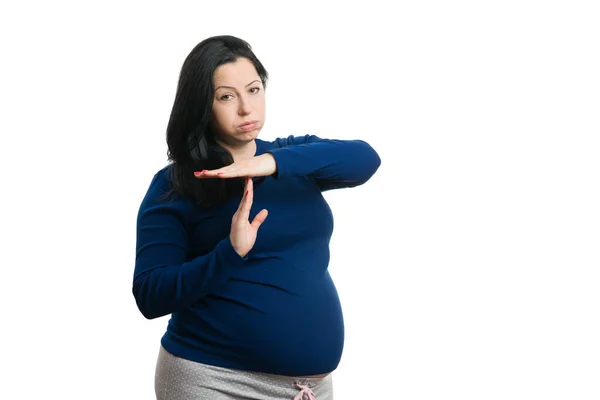 怀孕8个月的孕妇在白人背景下孤立地做出暂停姿势 — 图库照片
