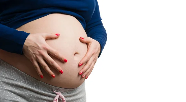 Zbliżenie Kobiety Ciąży Zakrywającej Brzuch Dłońmi Przestrzenią Kopiowania — Zdjęcie stockowe