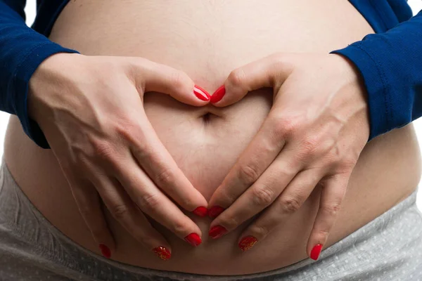 Primo Piano Della Futura Mamma Che Forma Del Cuore Sulla — Foto Stock