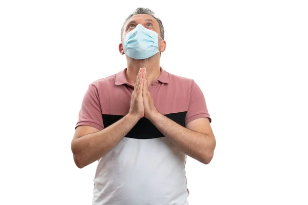Ένας Ενήλικος Άντρας Που Φοράει Χειρουργική Μάσκα Προσεύχεται Χέρια Ενωμένα — Φωτογραφία Αρχείου
