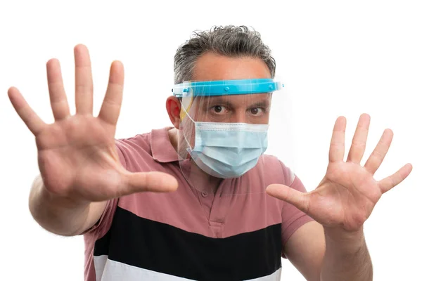 Biały Człowiek Nosi Ekran Ochronny Maskę Aby Zapobiec Zanieczyszczeniu19 Sprawia — Zdjęcie stockowe