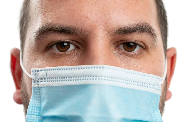 기사보기 남성이 의료용 마스크나 수술용 마스크를 착용하고 스튜디오 배경에서 19서 — 스톡 사진