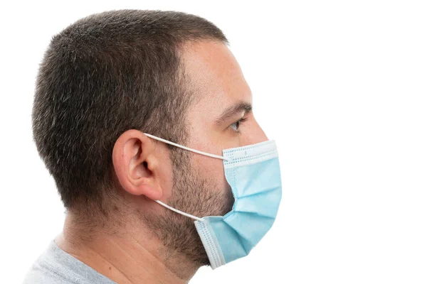 Πλευρική Άποψη Του Ενήλικου Άνδρα Που Φοράει Χειρουργική Ιατρική Μάσκα — Φωτογραφία Αρχείου