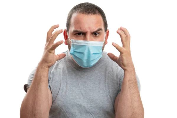 Zdesperowany Dorosły Mężczyzna Noszący Jednorazową Maskę Chirurgiczną Wykonującą Gniewny Gest — Zdjęcie stockowe