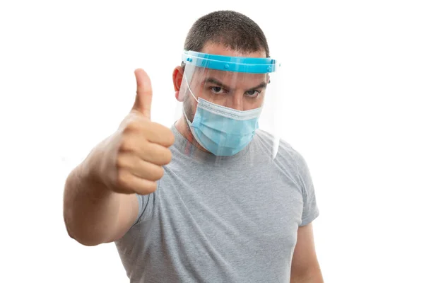Männermodell Mit Chirurgischer Oder Medizinischer Einweg Grippeschutzmaske Die Den Daumen — Stockfoto