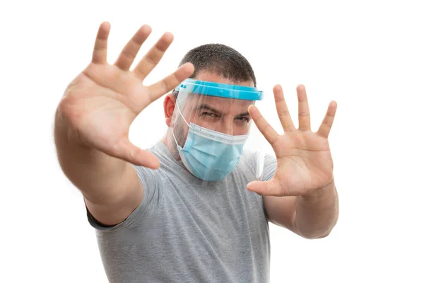 입거나 수술용 마스크를 가리개를 착용하는 남성은 손바닥을 사용하는 몸짓을 않는다 — 스톡 사진