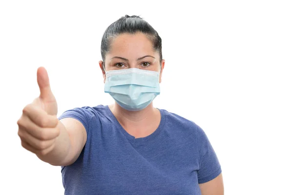 外科用マスクや医療用マスクを身に着けている親指でジェスチャーのような女性モデルは 白い背景に隔離されたSars Covid Coronavirusインフルエンザパンデミック保護として — ストック写真