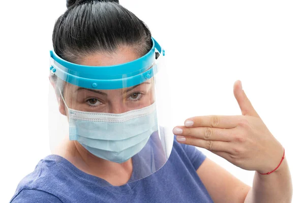 カバーとして手で透明顔シールドや医療や外科手術使い捨てマスクを提示女性モデル19コロナウイルスは 白の背景に隔離されたインフルエンザの保護の概念をSars — ストック写真