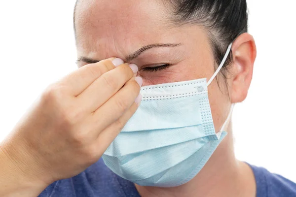 副鼻腔炎のCovid19インフルエンザウイルス感染症の症状として鼻に触れる病気の女性白い背景に隔離されたパンデミックの概念として普及を停止するために医療や外科用マスクを着用 — ストック写真