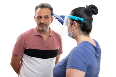 Covid19 Sars gribi koruma ekipmanı giyen kadın model. Plastik eldivenler. Şeffaf yüz kalkanı ve tıbbi ya da cerrahi maske.