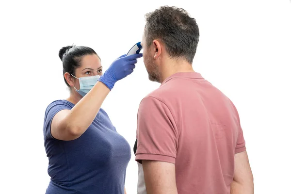 Γυναίκες Ιατρική Χειρουργική Μάσκα Και Γάντια Που Μετρούν Θερμοκρασία Χρησιμοποιώντας — Φωτογραφία Αρχείου