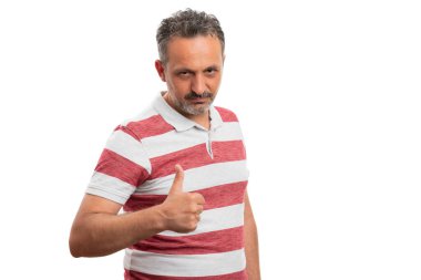 Sakallı yetişkin bir adam, beyaz stüdyo arka planında izole edilmiş reklam metinleri için boş telif alanı ile onaylanmış jestleri onaylıyor gibi görünüyor.