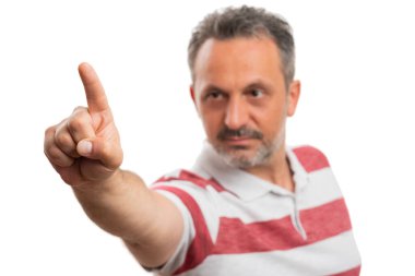 Beyaz stüdyo arka planında izole edilmiş metin reklamları için görünmeyen ya da şeffaf görünen boş telif alanına dokunan gündelik erkek işaret parmağının seçici odak noktası