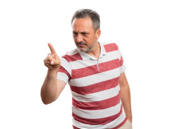 Odaklanmış ifadesi olan yetişkin bir adam beyaz stüdyo arka planında izole edilmiş şeffaf ya da görünmez ekrana dokunarak işaret parmağını boş telif alanına doğrultuyor.