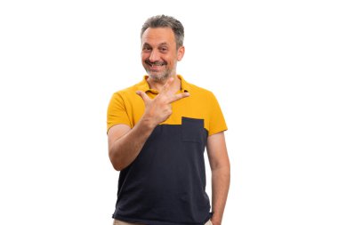 Gülümseyen, gülümseyen, sarı ve siyah tişörtlü, kabul edilebilir bir jest yapan, beyaz arka planda izole edilmiş sıradan bir yaz kıyafeti konsepti olan neşeli bir adam.