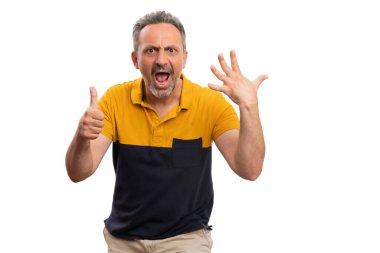 Şaşırmış yetişkin erkek mankeni, beyaz stüdyo arka planında izole edilmiş günlük moda tişört giymiş parmaklarıyla altı numaralı sayım hareketini gösteriyor.