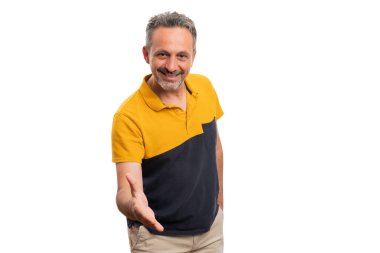 Gülümseyen adamın güler yüzlü ifadesi tokalaşma toplantısına hoş geldin jesti beyaz arka planda boş telif alanı olan günlük yaz kıyafetleri giyiyor.