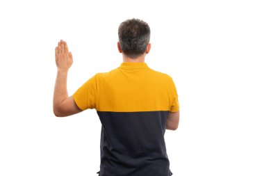 Yetişkin erkek manken, el ve göğüs hareketleriyle yemin ediyor. Kameraya dönüp el ele tutuşuyor. Beyaz tenli şık yaz kıyafetleri giyiyor.