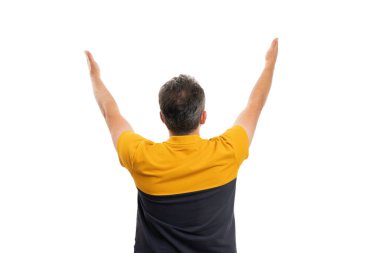 Yetişkin erkek manken, beyaz stüdyo arka planında izole edilmiş, modaya uygun siyah ve sarı tişörtler giyerek iki el üstünde reklam metni için boş telif alanı sunuyor.