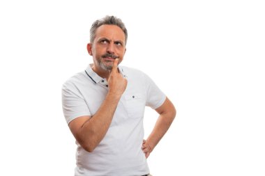 Süslü yaz kıyafetleri içinde yetişkin erkek manken ilginç odaklı ifade düşünüyor ve boş telif alanı ile çene dudak jestine dokunuyor beyaz üzerine izole reklam için