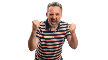 Yetişkin erkek modeli kızgın agresif ifade ve jest yapıyor. Beyaz stüdyo arka planında izole edilmiş günlük tarz tişört giyiyor.