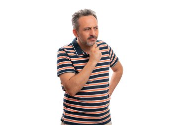 Yetişkin adam modeli düşünme odaklı ifade işaret parmağı dokunur boş telif alanı ile çene jesti reklam metni için günlük kıyafet giyme beyaz izole